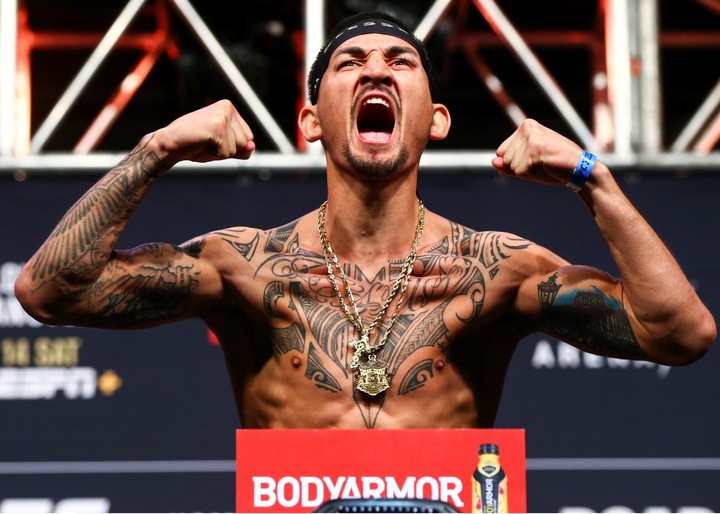 Šialený výkon! Holloway zničil Kattara a rozdal cez 400 úderov!